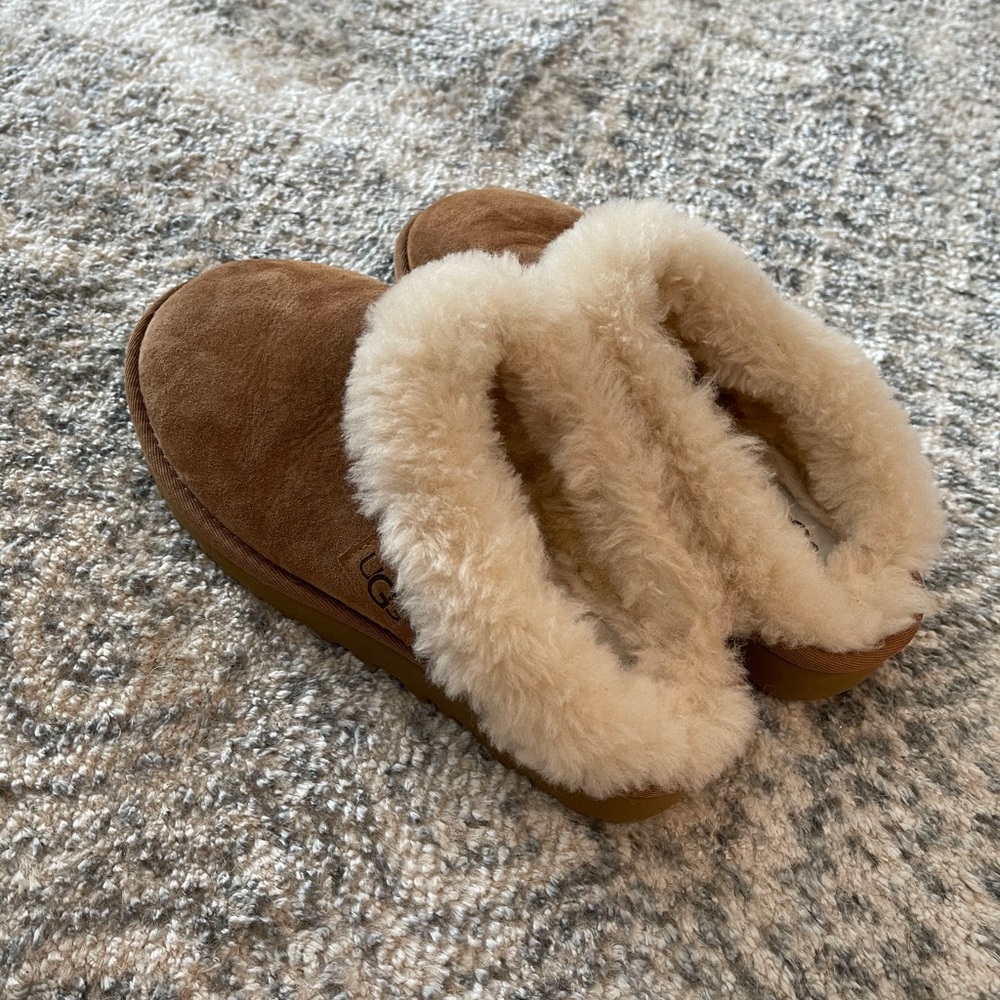 Ugg Chestnut Slippers SZ 6